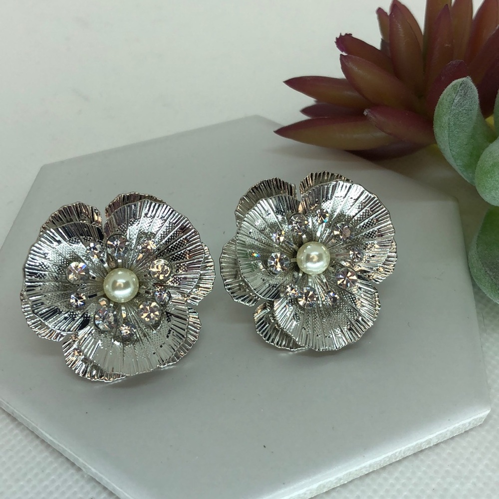 🌟3 For $25-Large silver flower earrings.